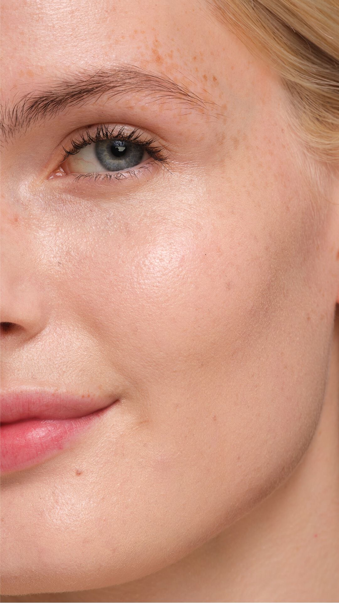 Stralende finish op lichte huid met YSL SKIN AFFAIR FOUNDATION. Close-up toont een luminescente, porieloze en egale gloed.