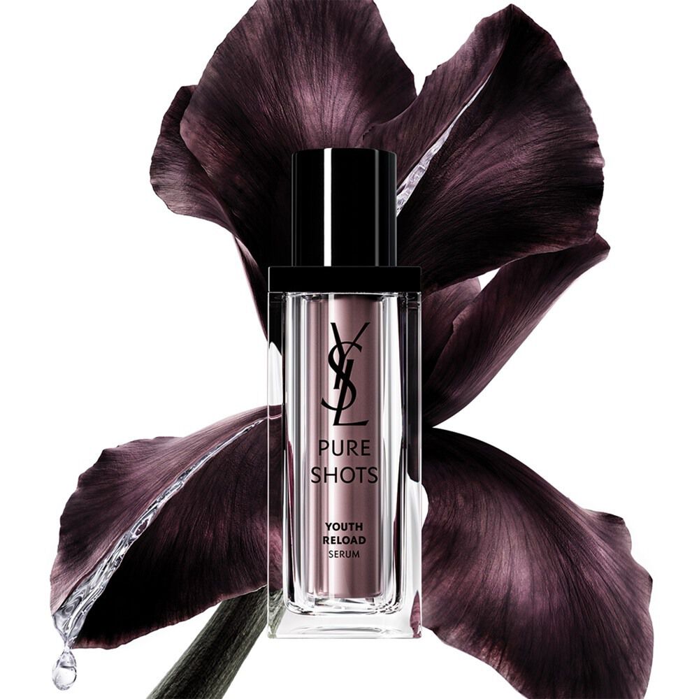 YSL Beauty Pure Shots Youth Reload Serum-fles, elegant gepositioneerd voor een donkerpaarse irisbloem.