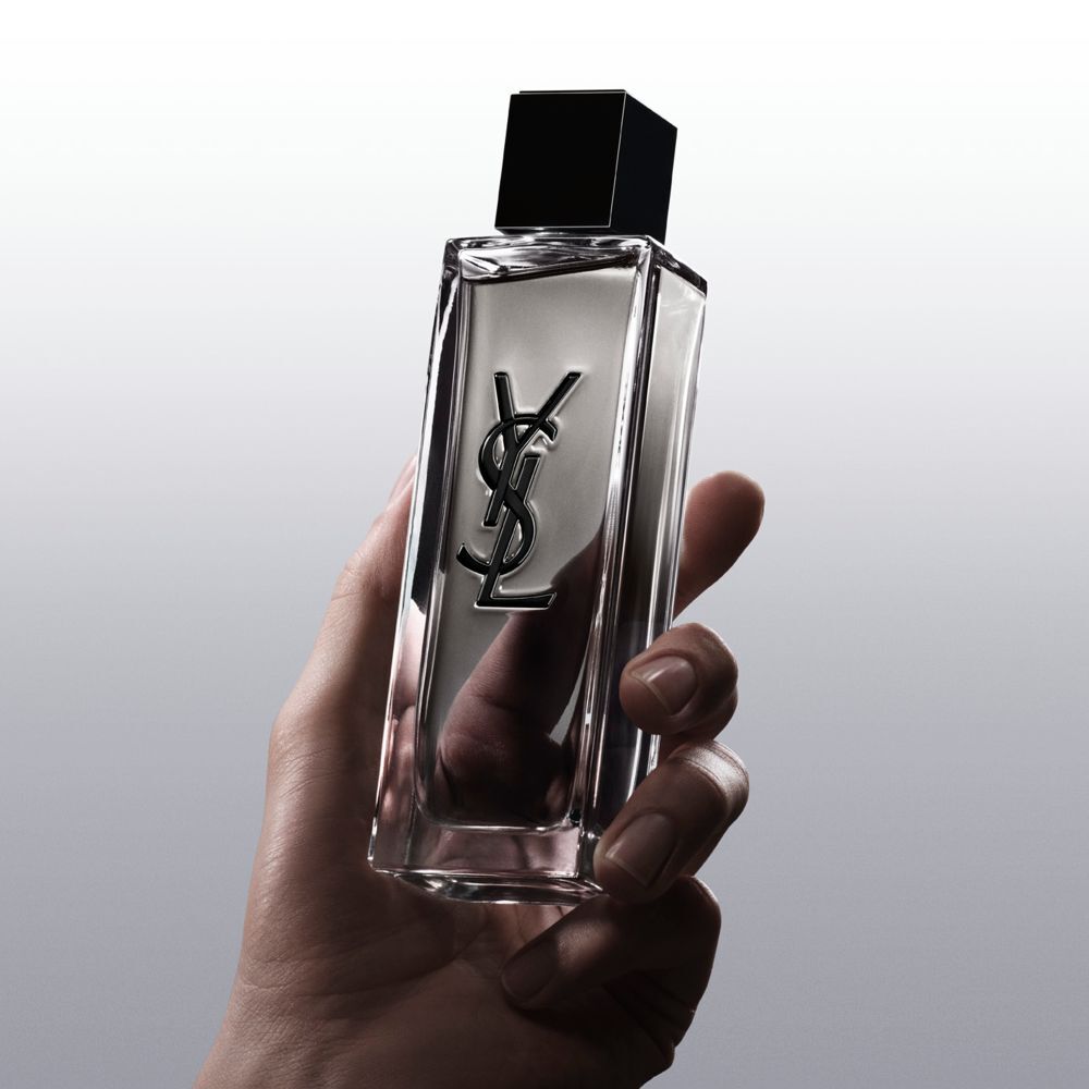Een hand houdt de flacon van MYSLF Eau de Toilette Intense vast om de grip en het design te tonen.