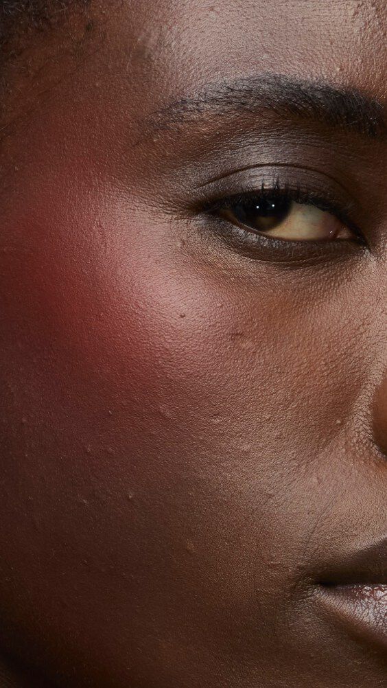 Close-up van een model met de Make Me Blush-routine: Powder #15 Chili Crush gelayerd met Cream #65 Strawberry Seduction voor een bold, post-workout glow.