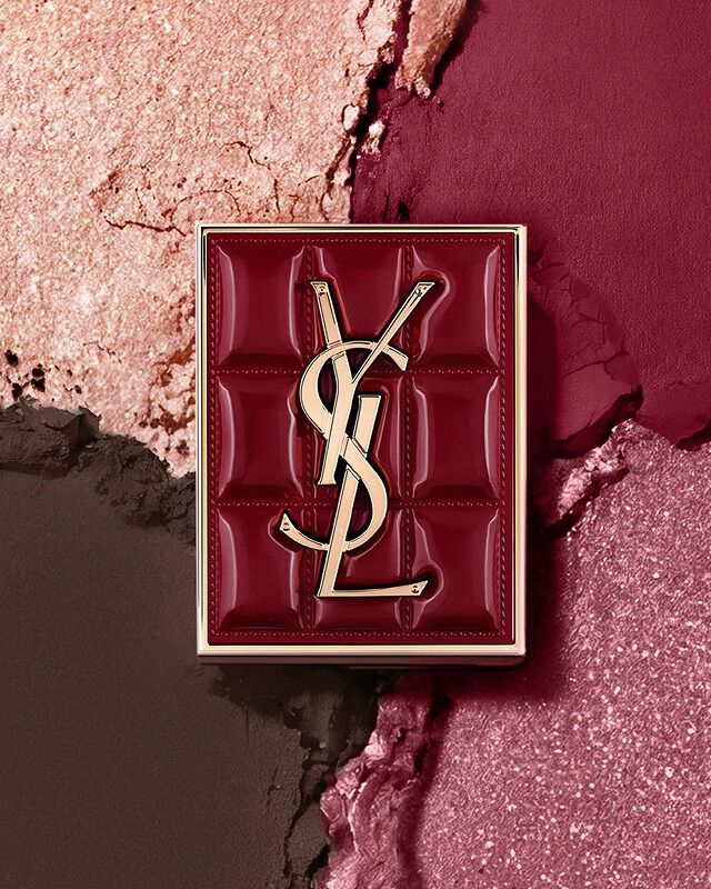 YSL Couture Mini Clutch palette op een textuurrijke achtergrond van glinsterende oogschaduwpoeders in #1982 Burgundy Millesime.