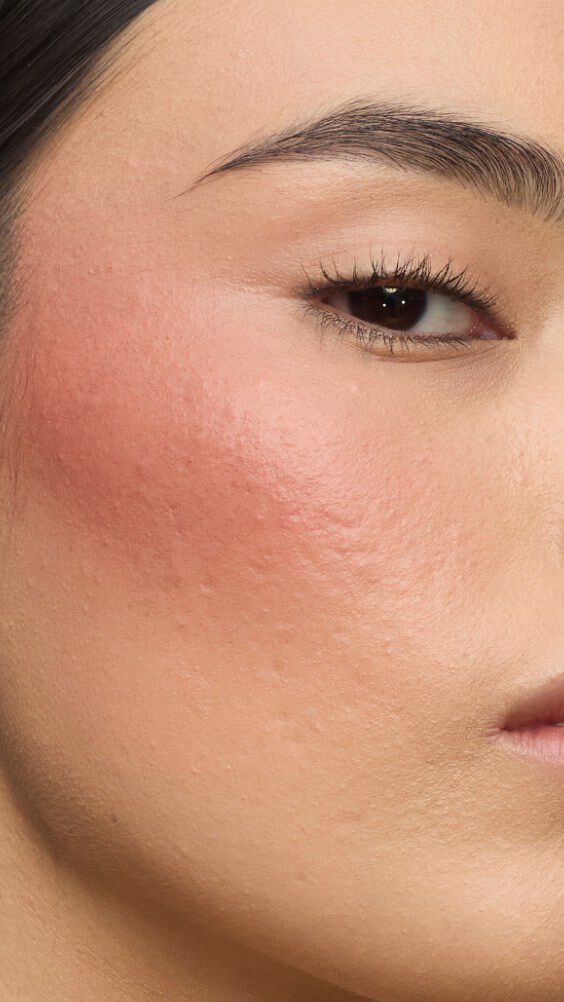 Close-up van een model met de Make Me Blush-routine: Powder #37 Peachy Nude gelayerd met Cream #90 Toffee Temptation voor een zonovergoten gloed.
