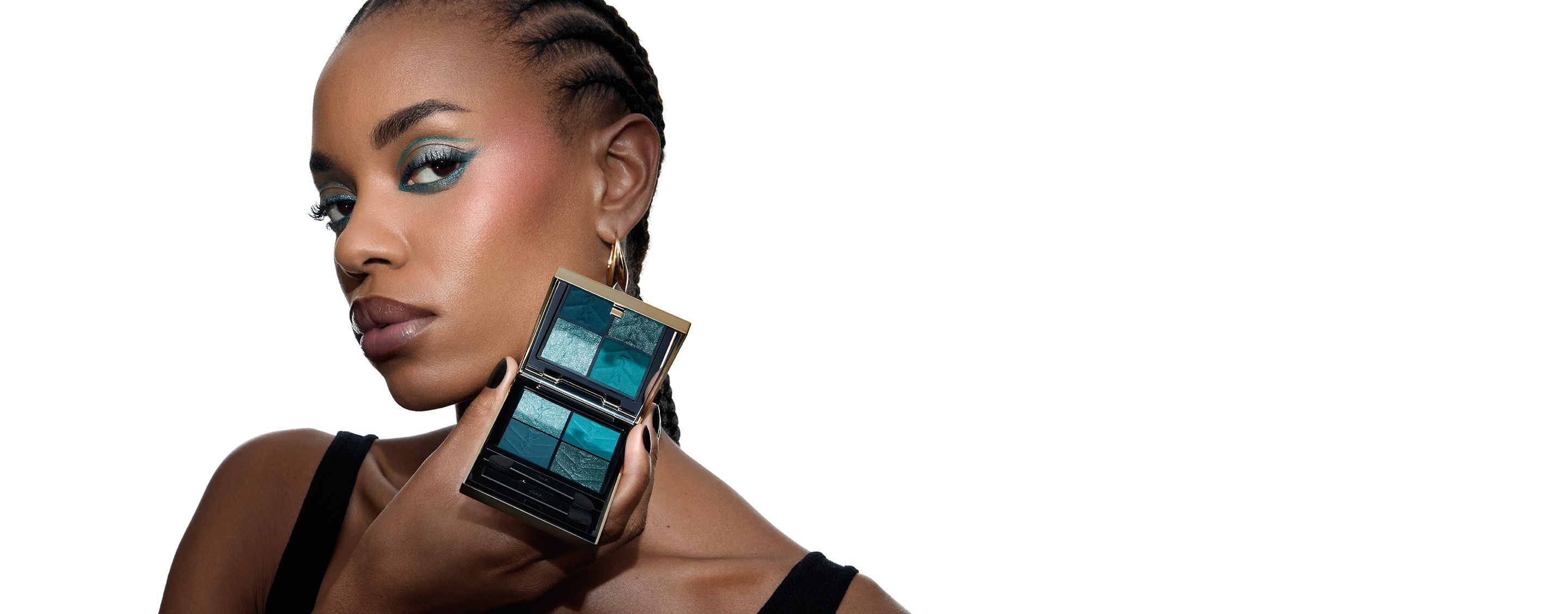 Lizette, YSL Beauty-model, houdt een YSL Couture Mini Clutch oogschaduwpalet vast, met bijpassende turquoise oogmake-up.
