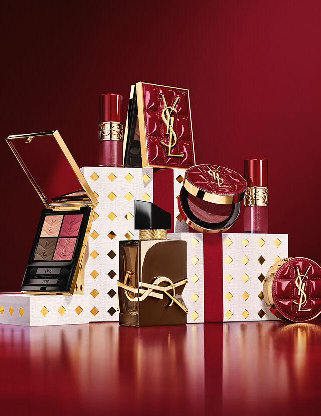YSL Holiday 2026 make-upcollectie en geurenset op wit met gouden stippen voetstukken in bordeauxrood.