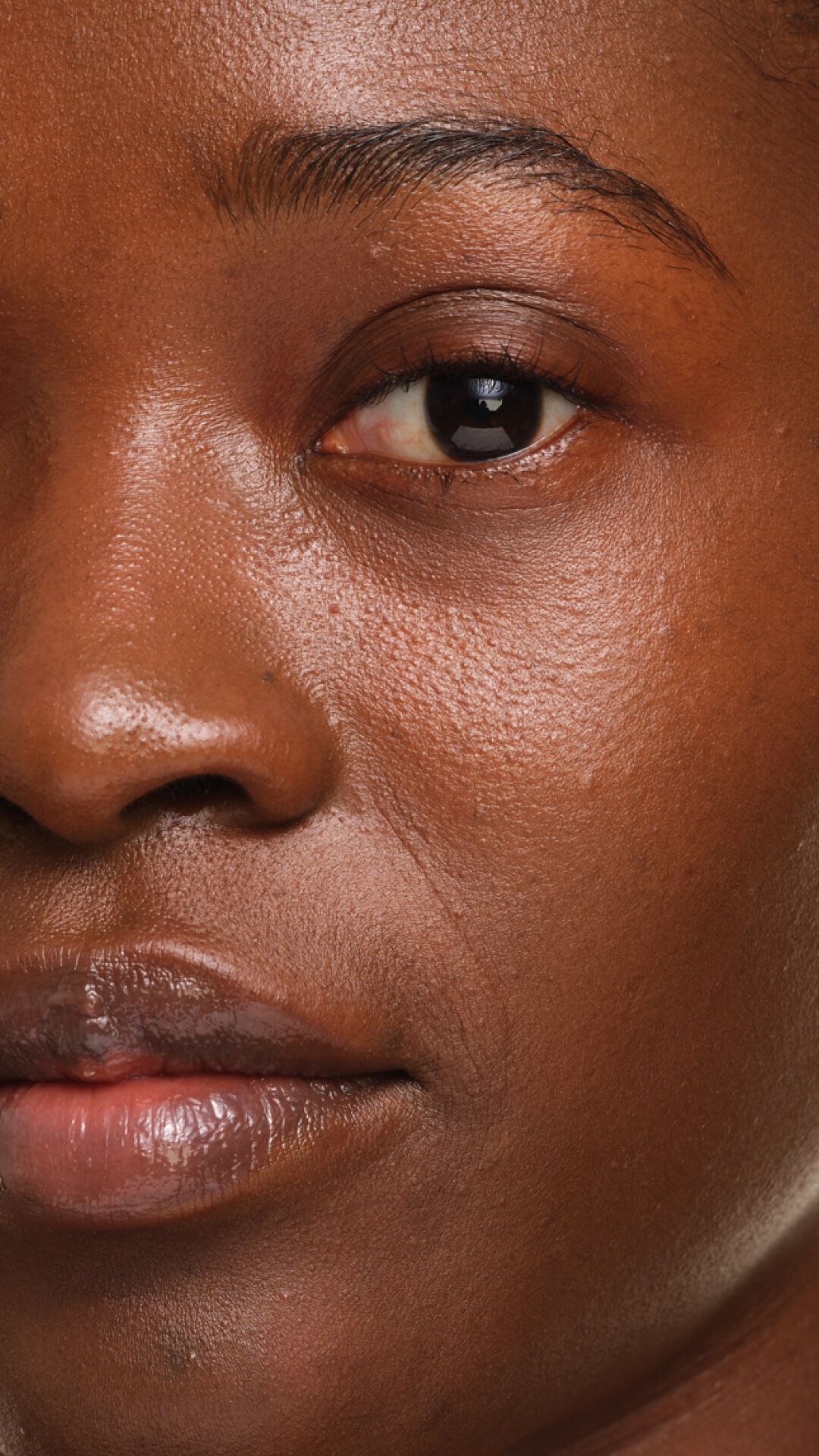YSL SKIN AFFAIR FOUNDATION op donkere huidtint. Extreme zoom op de egale, porieloze en gezonde soft glow finish.