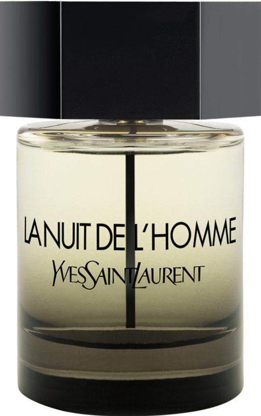 Een flacon van Yves Saint Laurent La Nuit de L'Homme parfum met een heldere glazen flacon, licht amberkleurige vloeistof en een grote zilveren zeshoekige dop.