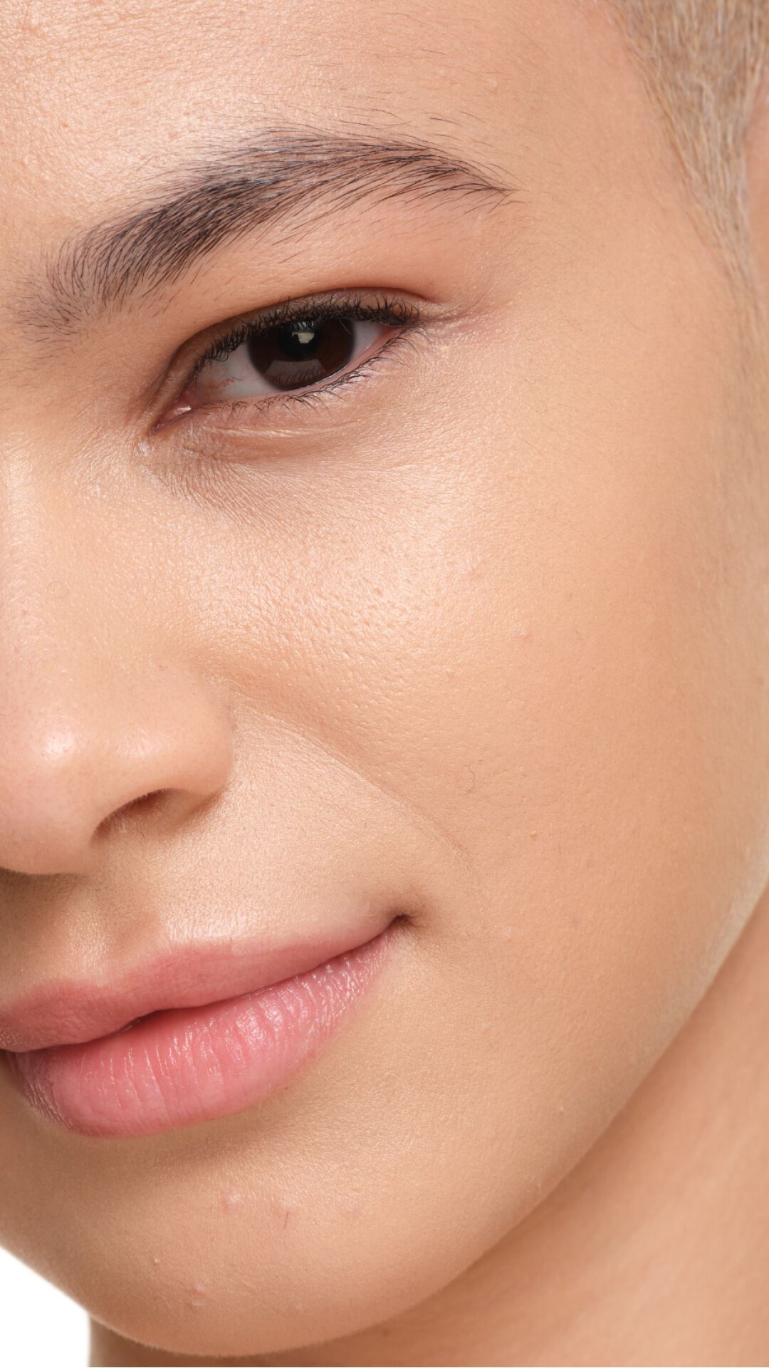 YSL SKIN AFFAIR FOUNDATION op lichte huidtint. Extreme zoom op de stralende, gladde en natuurlijk uitziende soft glow finish.