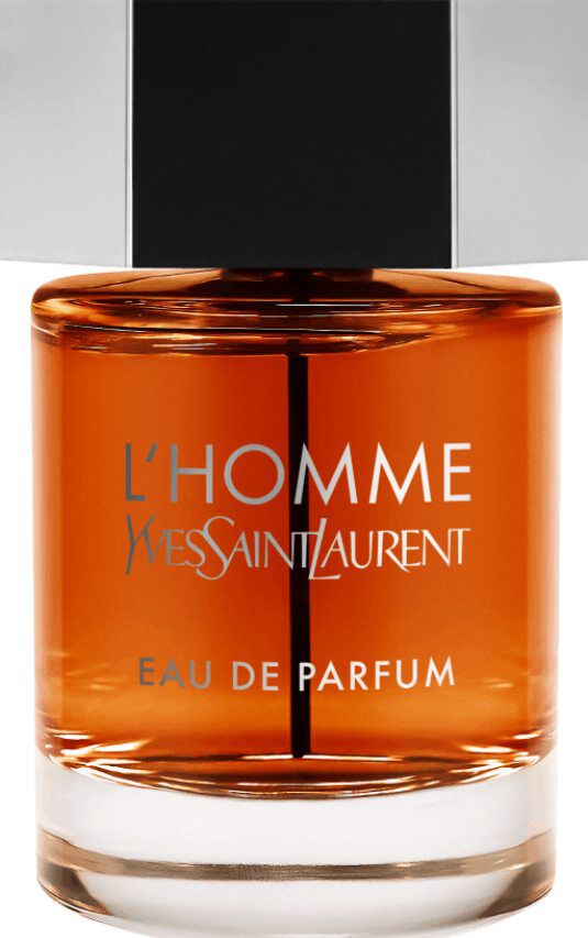 Een flacon van Yves Saint Laurent L'Homme Eau de Parfum met een heldere glazen flacon, diep amberkleurige vloeistof en een zilveren zeshoekige dop.