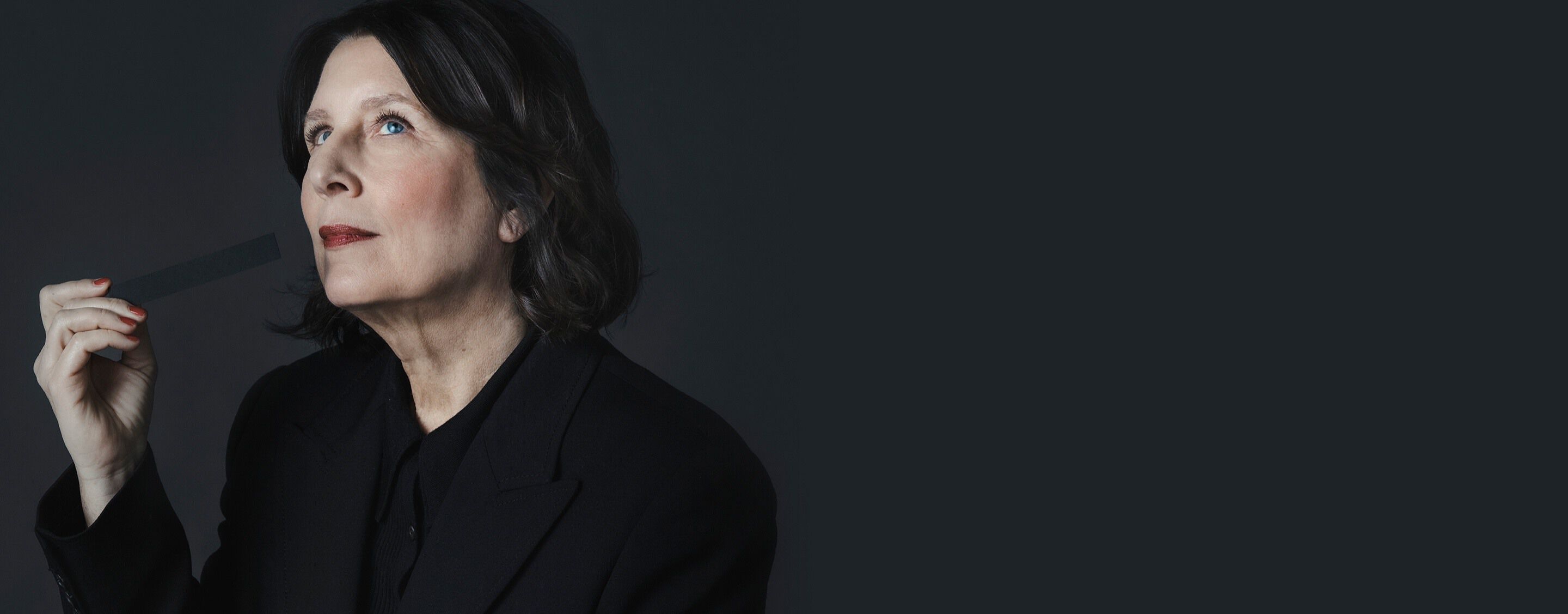 Meesterparfumeur Daniela Andrier
houdt een geurstrip vast, de schepper van de
radicale YSL CŒUR-signatuur.