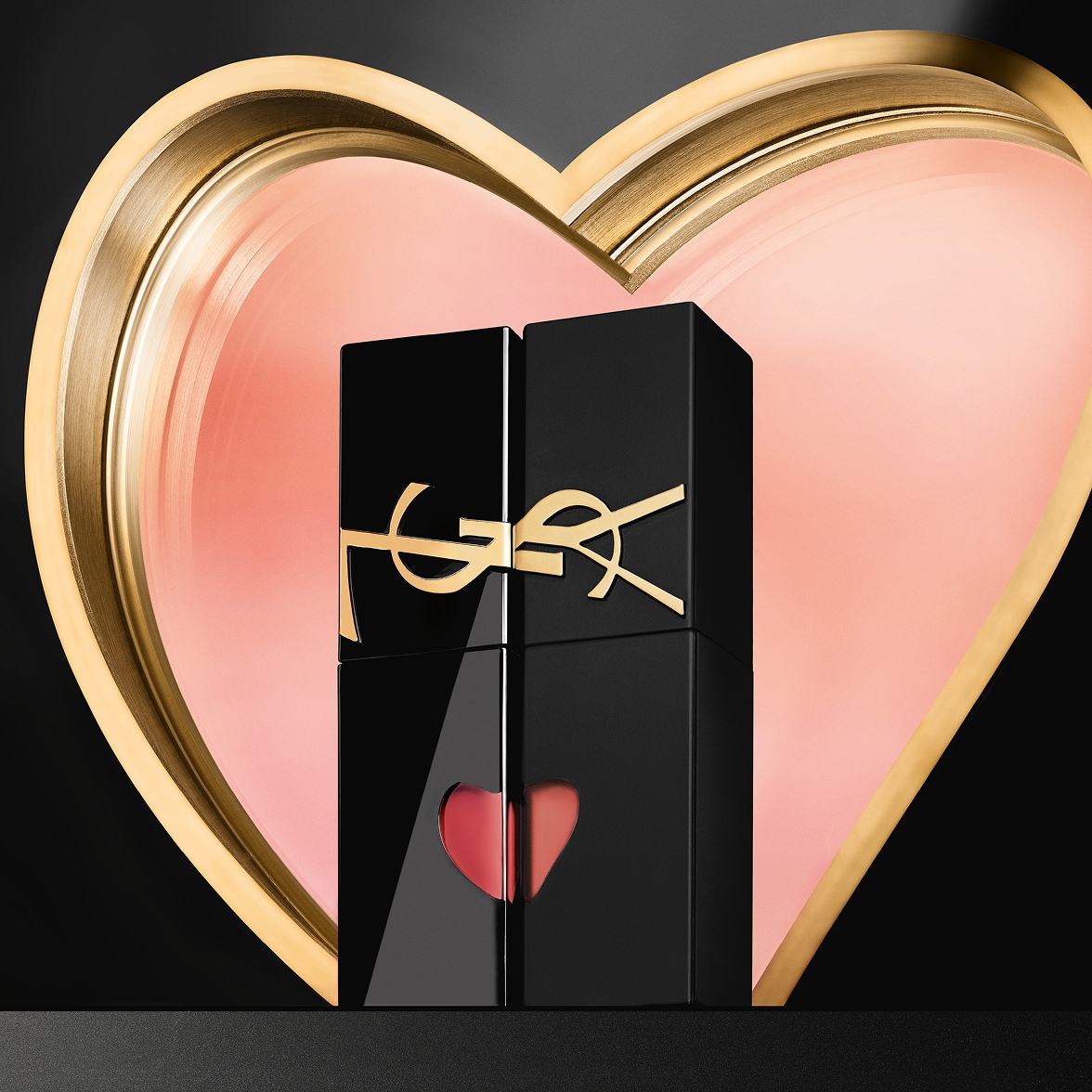 Twee modellen met YSL The Inks Vinyl Cream & Blur, zij aan zij een glanzende en een zacht-matte lipfinish tonend.
