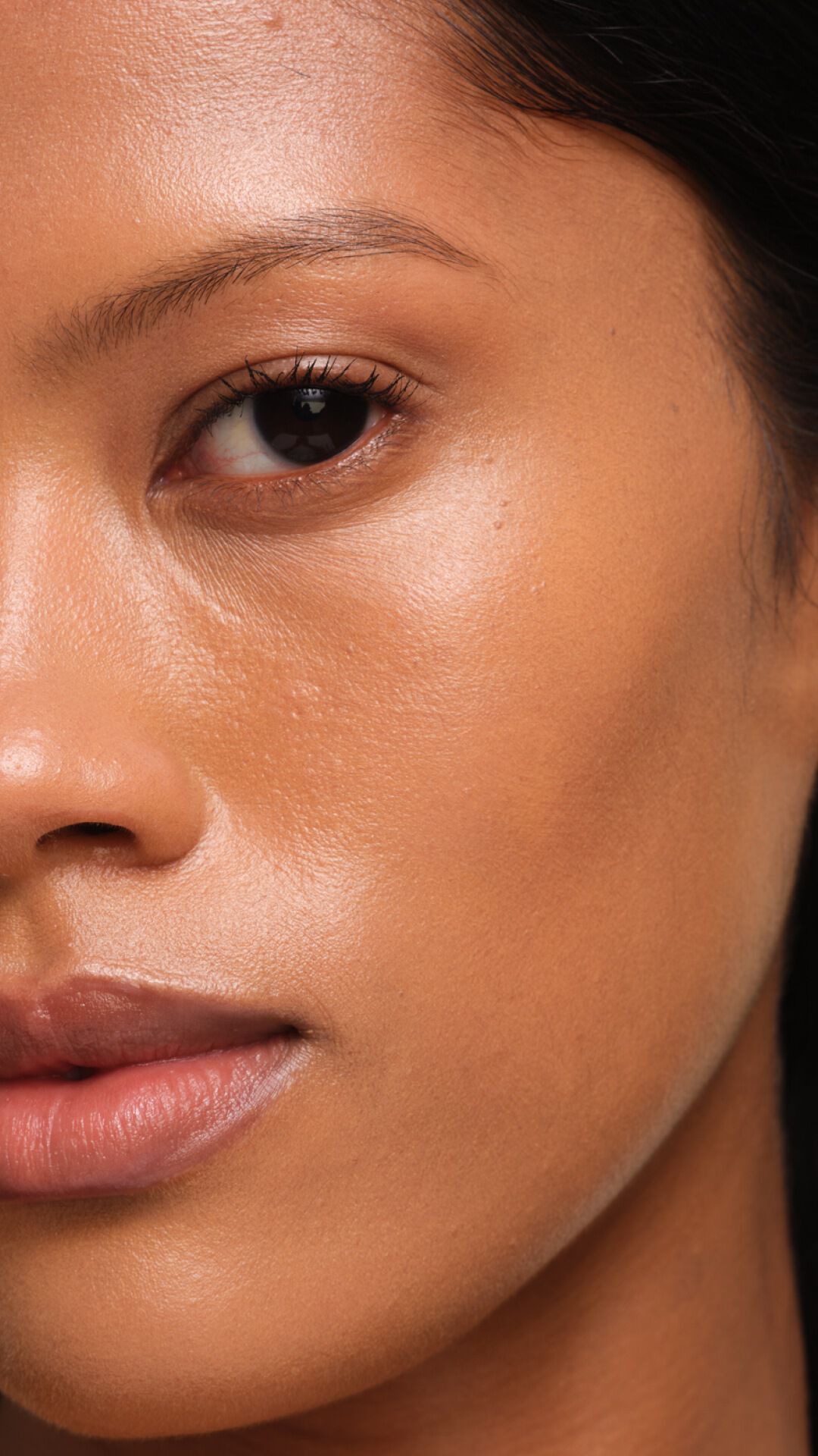 Luminescente gloed op medium huid met YSL SKIN AFFAIR FOUNDATION. Close-up van de ademende, tweede-huid stralende finish.