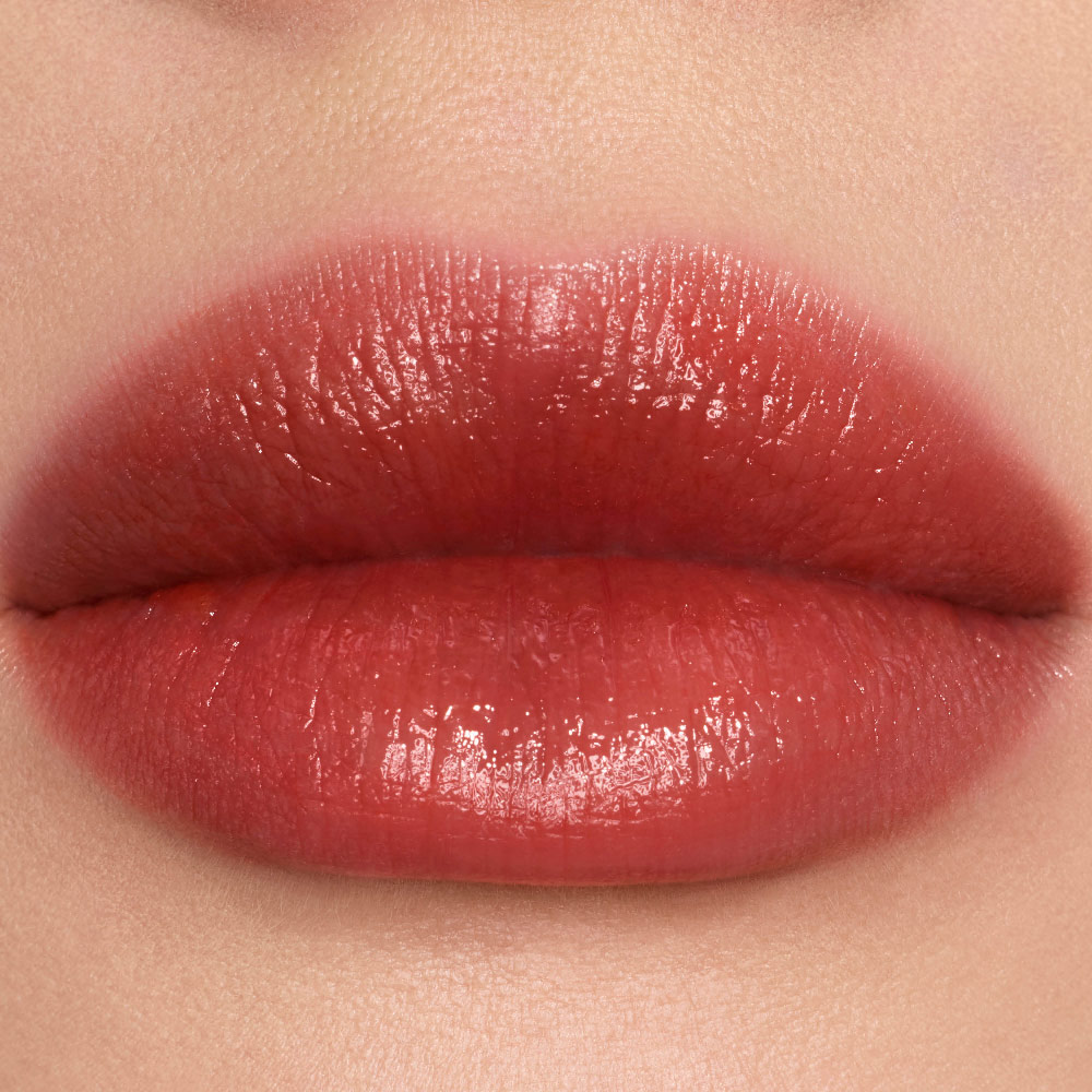 Close-up van lip swatches van YSL vinyl-glans kleurstains in tint #446 Spiced Secret.