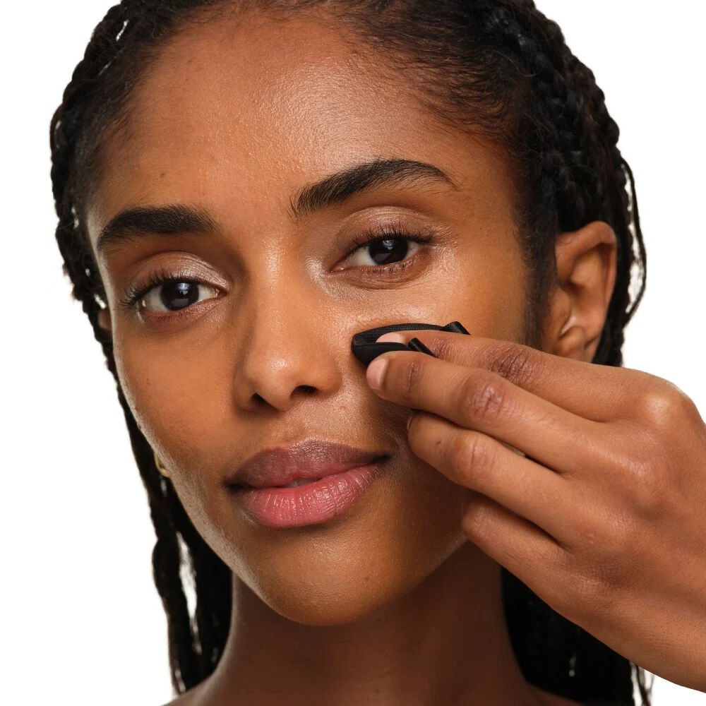 Close-up die laat zien hoe je de YSL make-up puff kunt vouwen voor gerichte precisie en touch-ups rondom de neus en ogen.