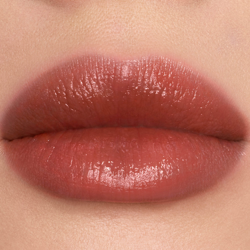 Close-up van lip swatches van YSL vinyl-shine kleurvlekken in tint #610 Nude Champion.