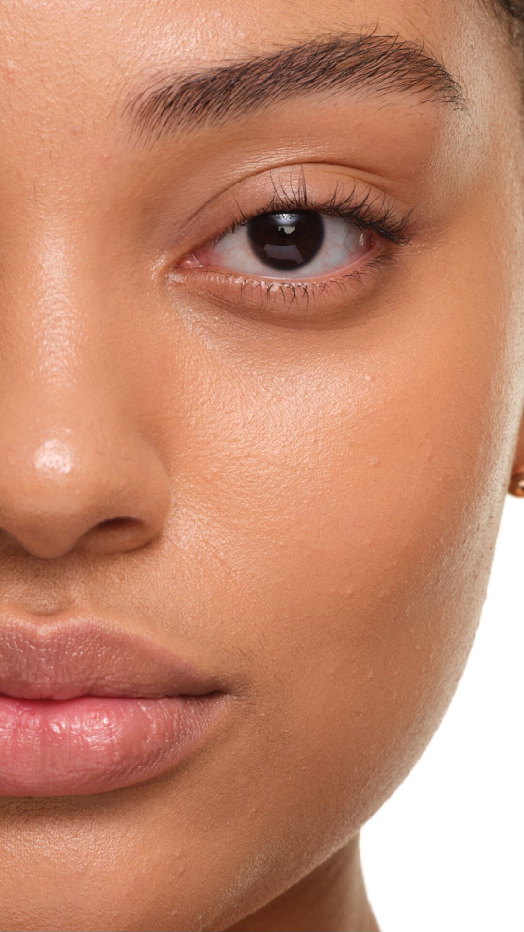 Stralende soft glow op lichte huid met YSL SKIN AFFAIR FOUNDATION. Extreme zoom op de vlekkeloze, porieloze huidtextuur.