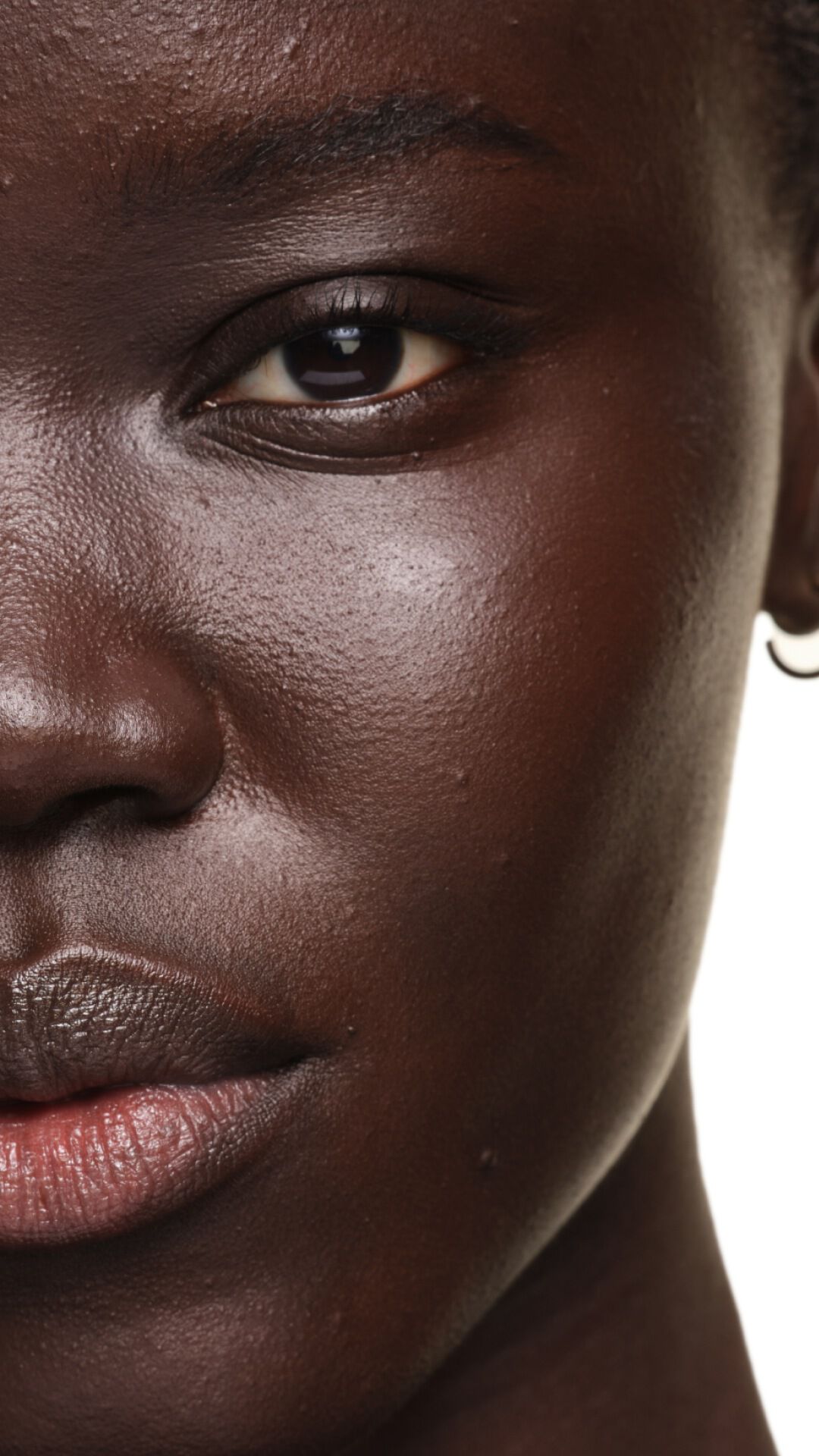 Resultaat op donkere huid met YSL SKIN AFFAIR FOUNDATION. Close-up toont de stralende, gladde en perfect egale teint.