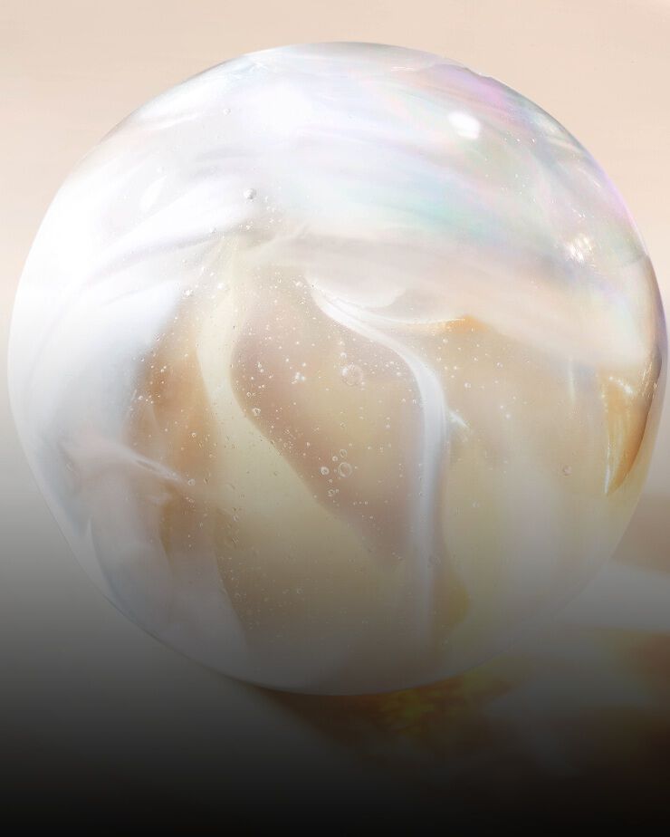 Parelmoerachtige transparante bol die het Alpha-Panthenol-complex voorstelt