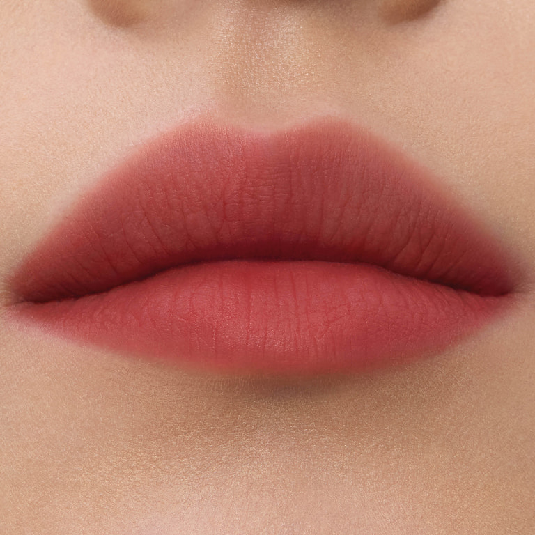Close-up van lippenstalen van YSL smoked blur kleurvegkleuring in tint #238 Rose Call.