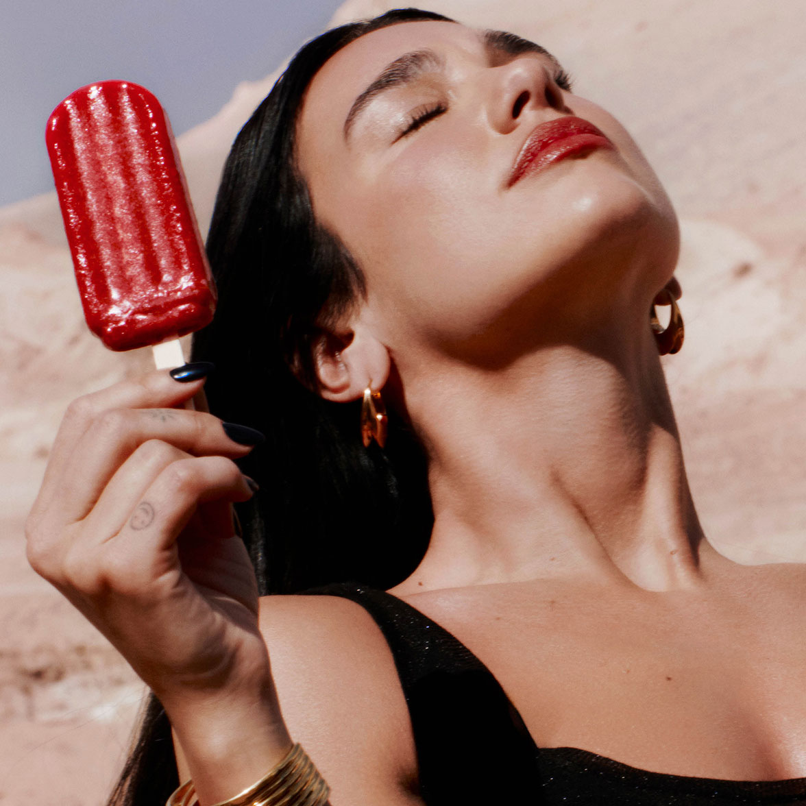 Dat is een uitstekende beschrijving voor de afbeelding van Dua Lipa die je eerder deelde! Het is een nauwkeurige en sfeervolle weergave van de foto.