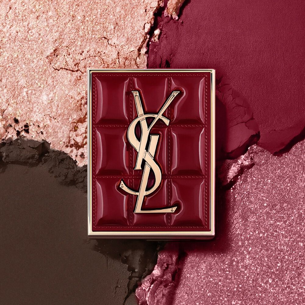 YSL Couture Mini Clutch palette op een textuurrijke achtergrond van glinsterende oogschaduwpoeders in #1982 Burgundy Millesime.
