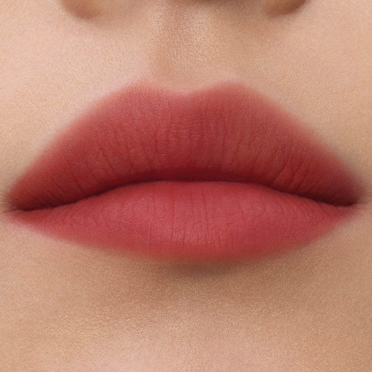 Close-up van lippenstalen van YSL smoked blur kleurvegkleuring in tint #239 Sunset Hotline.