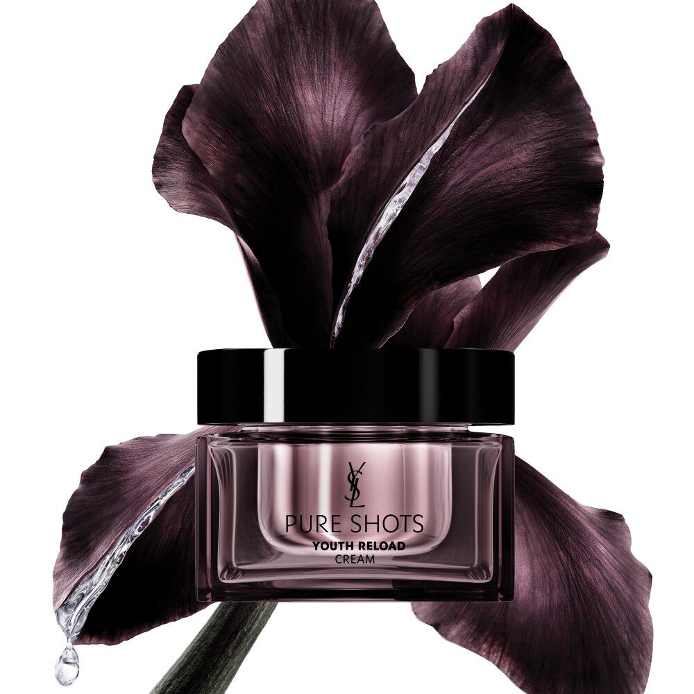 YSL Beauty Pure Shots Youth Reload-crèmepot, elegant gepositioneerd voor een donkerpaarse irisbloem.