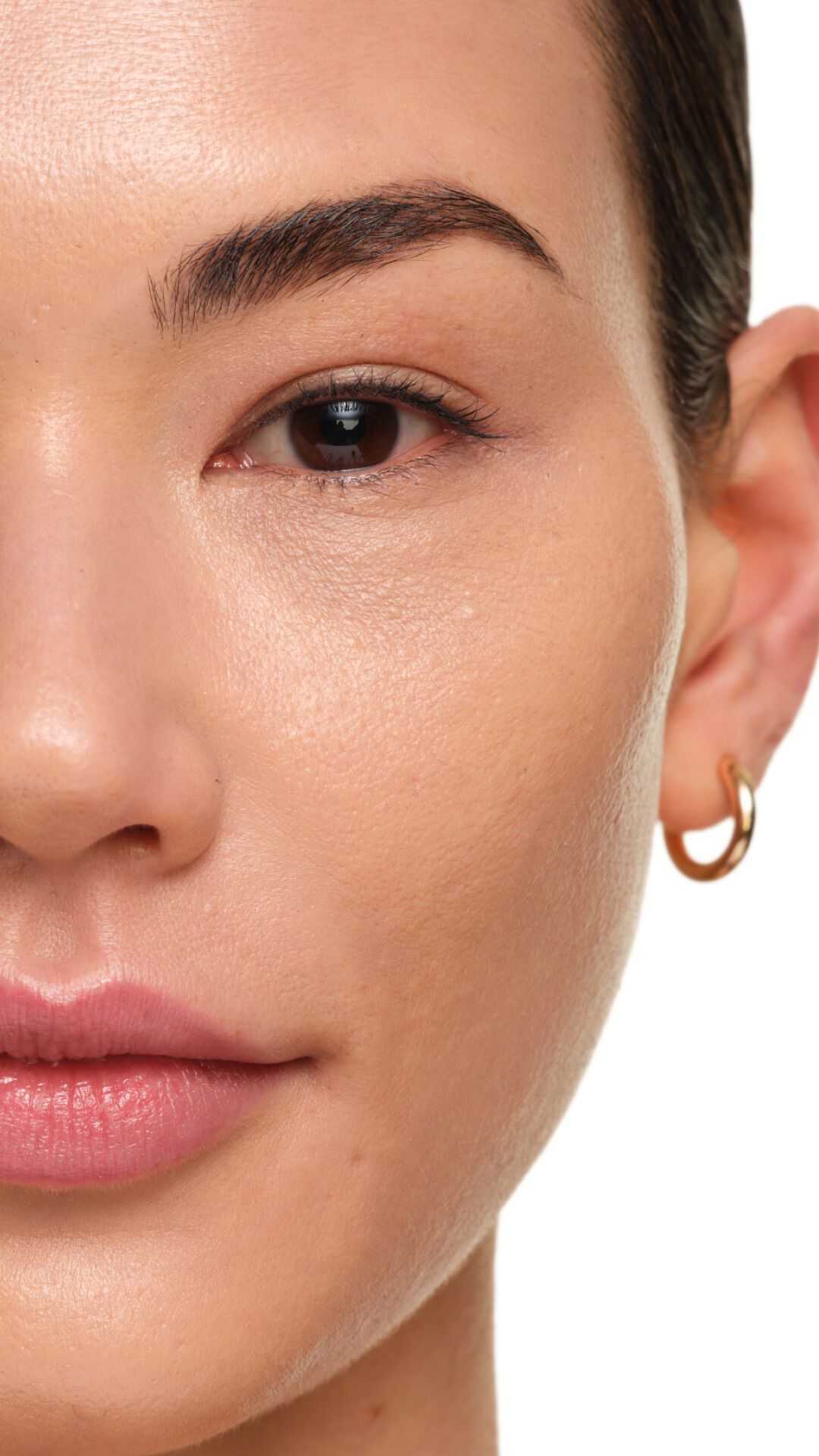 Extreme huidzoom toont de stralende finish van YSL SKIN AFFAIR SOFT GLOW FOUNDATION. Gladde, porieloze en luminescente huid.