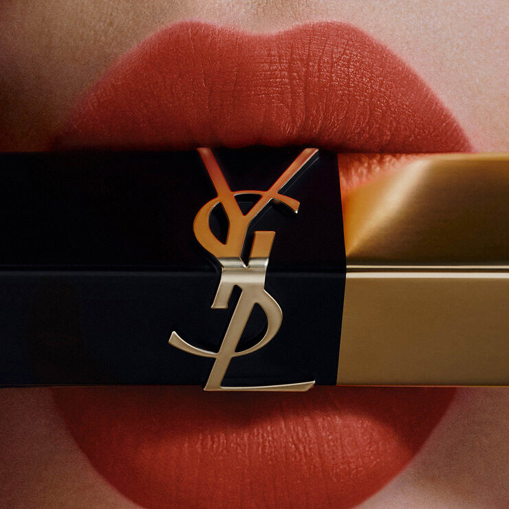 Close-up van koraalkleurige lippen met vierkante lipstickpunt.