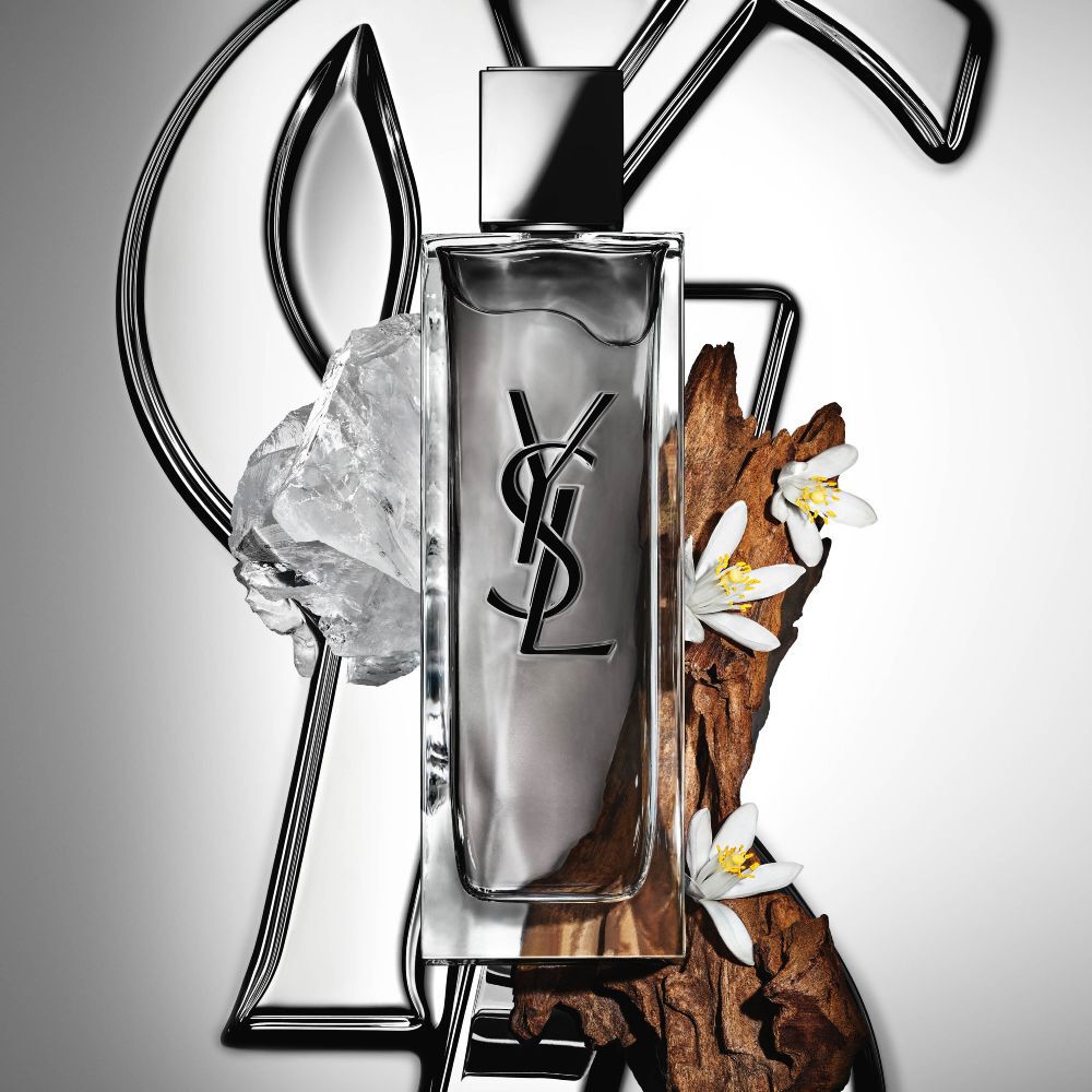 De flacon van MYSLF Eau de Toilette Intense van YSL Beauty, omringd door oranjebloesem, houtnoten en witte muskus.