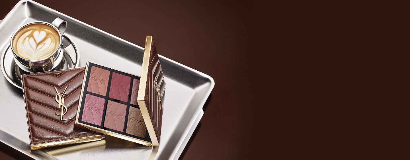 YSL Fall Drop latte-make-upcollectie met Loveshine Lip Oil, Face Palette en Make Me Blush en een kop koffie op een zilveren dienblad