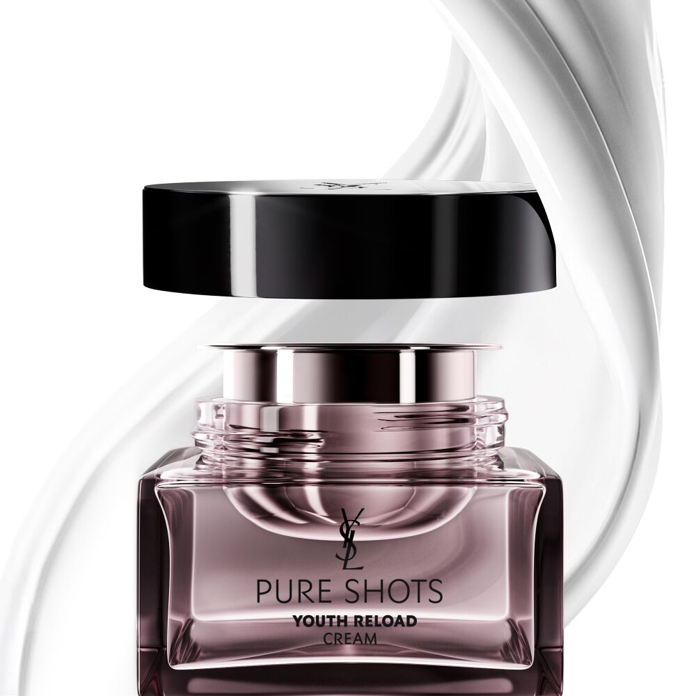 YSL Beauty Pure Shots Youth Reload-crème en zijn duurzame navulling, omringd door een dynamische swirl van zijn luxueuze textuur.