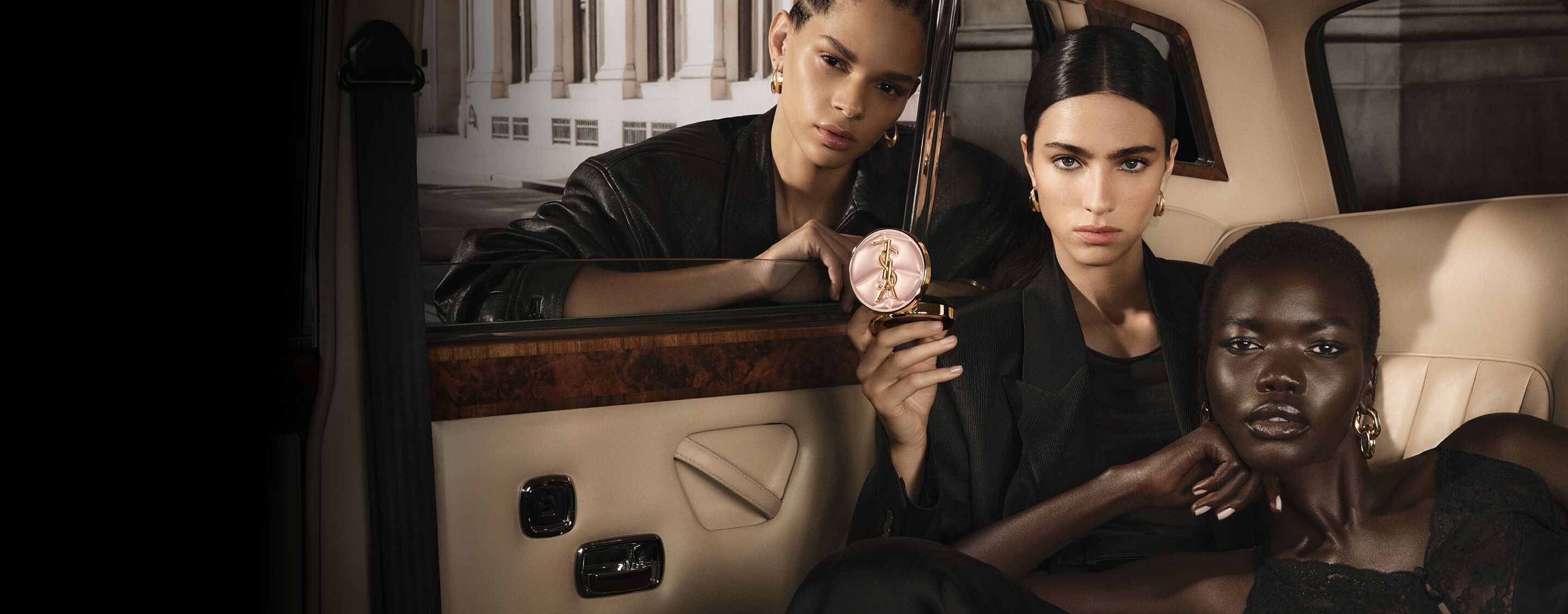 Drie modellen in een taxi met YSL SKIN AFFAIR CUSHION. Diverse huidtinten en high-fashion stralende teint.