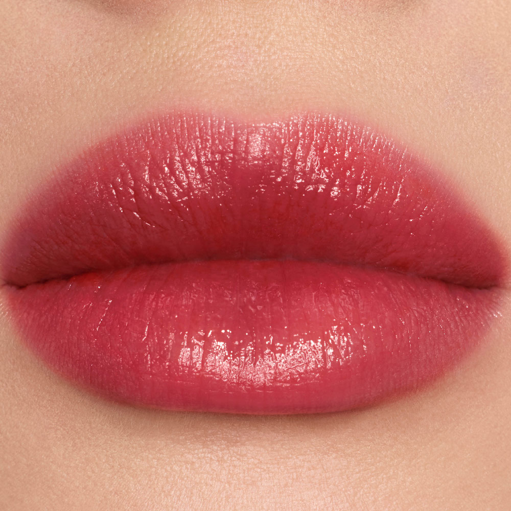 Close-up van lip swatches van YSL vinyl-glans kleurkleuren in tint #445 Ring Me Pink.