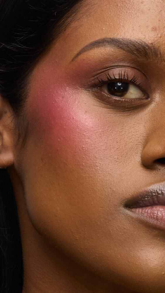 Close-up van een model met de Make Me Blush-routine: Powder #66 Fuchsia Fizz gelayerd met Cream #86 Raspberry Glaze voor een levendige, sappige finish.
