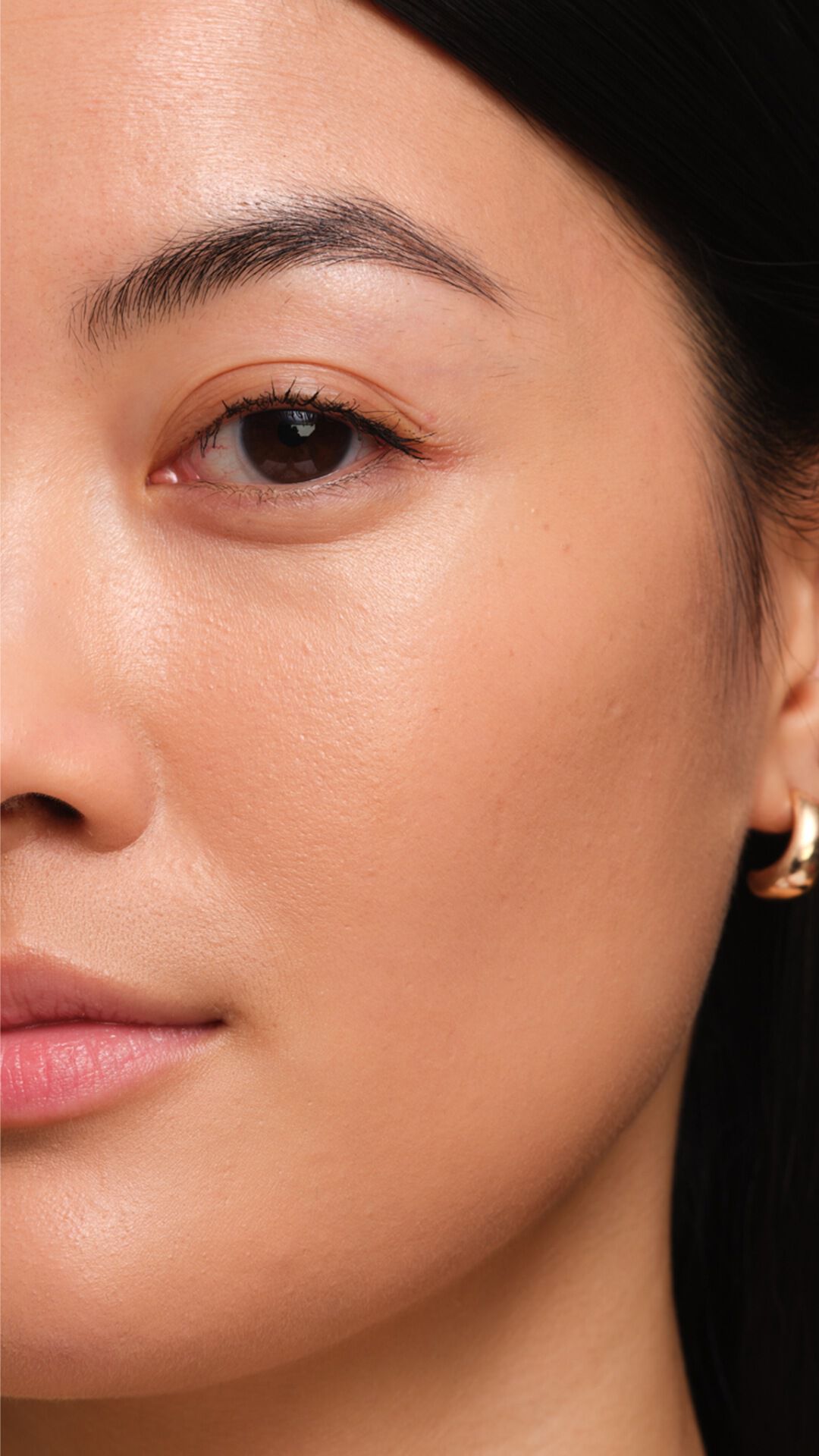 Egale lichte teint met YSL SKIN AFFAIR FOUNDATION. Close-up van de stralende finish en ademende textuur.